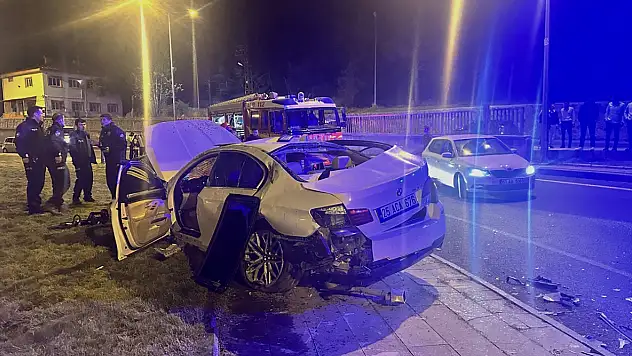 Erzurum'da otomobil kaldırıma çıktı: 4 kişi yaralandı