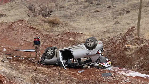 Erzurum'da otomobil şarampole yuvarlandı: 2 yaralı