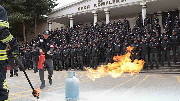 Erzurum'da polis adaylarına yangın söndürme eğitimi verildi