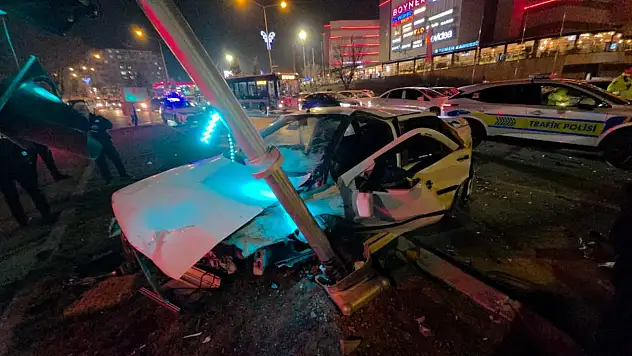 Erzurum'da polis kontrol noktasından kaçan sürücü kazada 3 kişiyi yaraladı