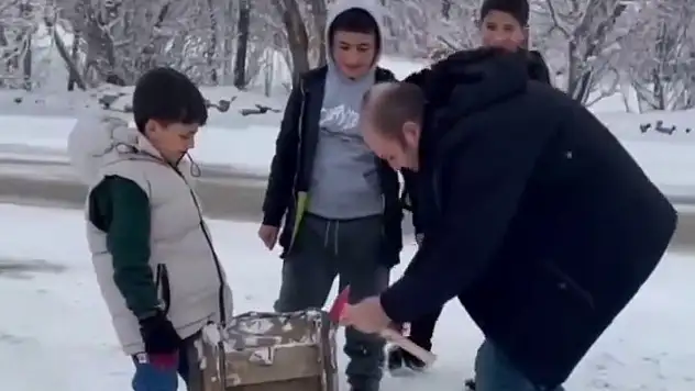 Erzurum'da polisin kızak tamiri yürekleri ısıttı