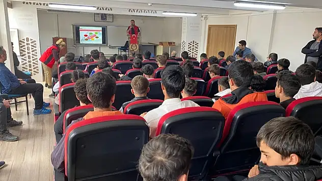 Erzurum'da polisler 900 lise öğrencisine 'Gençlik ve Güvenli Gelecek' eğitimi verdi