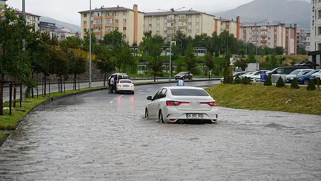 Erzurum'da sağanak hayatı olumsuz etkiledi
