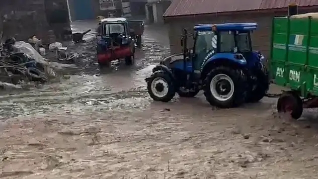 Erzurum'da sağanak sele dönüştü: Dumankaya'yı su bastı