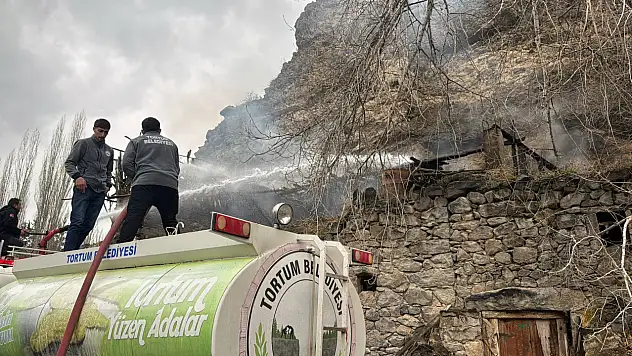 Erzurum'da Samanlık Yangını Kontrol Altına Alındı, Can Kaybı Yok!