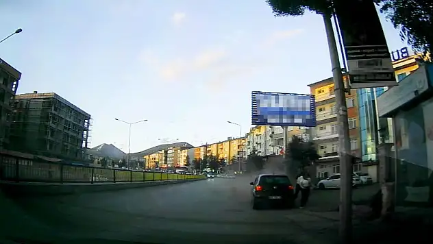 Erzurum'da saniyelerle gelen kurtuluş! Savrulan araç iki genç kıza çarpmaktan son anda kurtuldu