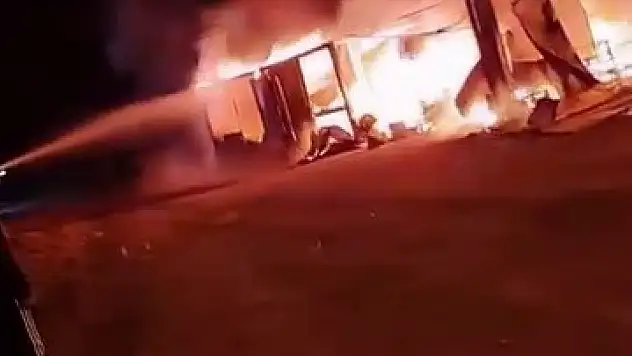 Erzurum'da şantiye alanında çıkan yangın paniğe neden oldu yangın kontrol altına alındı