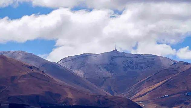 Erzurum'da Soğuk Hava: Palandöken Beyaz Örtüyle Kaplandı, Rüzgar Uyarısı Yapıldı