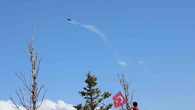 Erzurum'da SOLOTÜRK Gösterisi: İzleyiciler Dehşet Verici Anlar Yaşadı