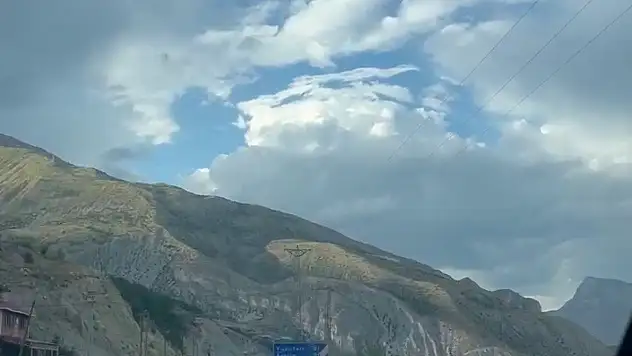 Erzurum'da Spor Aracın Mıcırla Kaplandığı Kaza, Sürücüyü Faciadan Kurtardı
