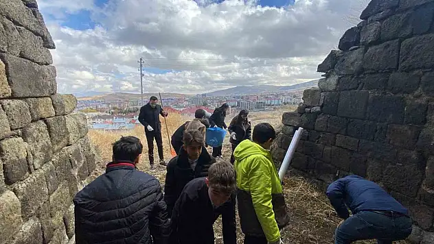 Erzurum'da Tarihi Küçük Kiremitlik Tabyası'na Gençlerden Temizlik ve Eğlence Desteği