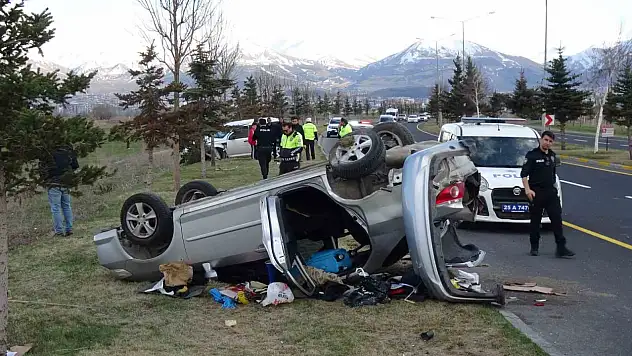 Erzurum'da ters yönde giden cip, otomobille çarpıştı: İki yaralı hastaneye kaldırıldı.