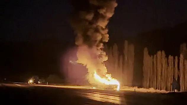 Erzurum'da tır dorsesi alev topuna döndü! Sürücüler o anları kaydetti