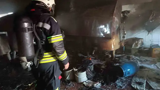 Erzurum'da Toptancı Sitesi'nde Çıkan Yangın Korkuttu, İtfaiye Zamanında Müdahale Etti