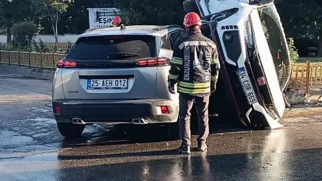 Erzurum'da trafik kazasında itfaiye ekipleri sürücüleri kurtardı, yaralılar hastaneye sevk edildi.