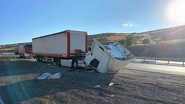 Erzurum'da trafik kazasında yabancı plakalı tır ikiye bölündü, sürücü yaralı kurtuldu