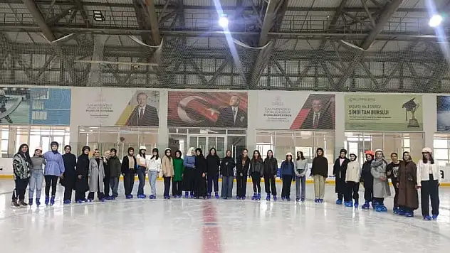 Erzurum'da Üniversite Öğrencilerine Buz Pateni Eğitimi Devam Ediyor