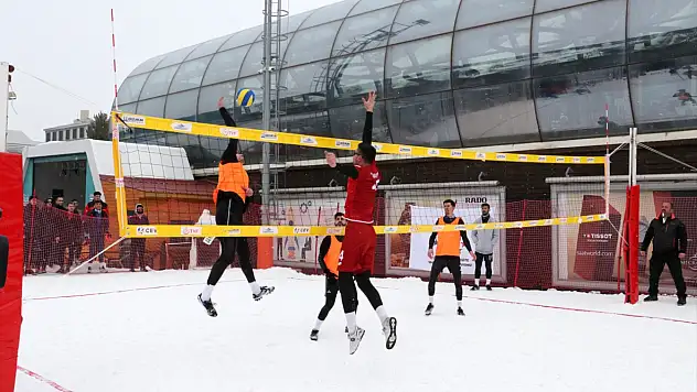 Erzurum'da Üniversiteler Arası Türkiye Kar Voleybolu Şampiyonası devam ediyor