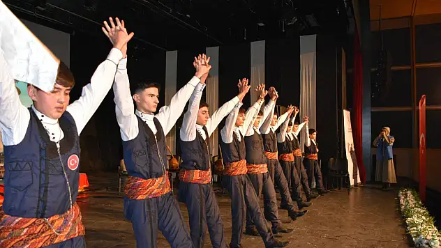 Erzurum'da Usta Âşıklar Genç Teller Gecesinde Bar Coşkusu