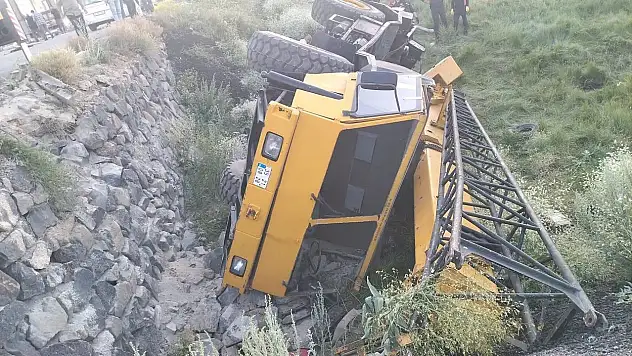 Erzurum'da vinçten kurtulmaya çalışan operatör, aracın altında kalarak hayatını kaybetti