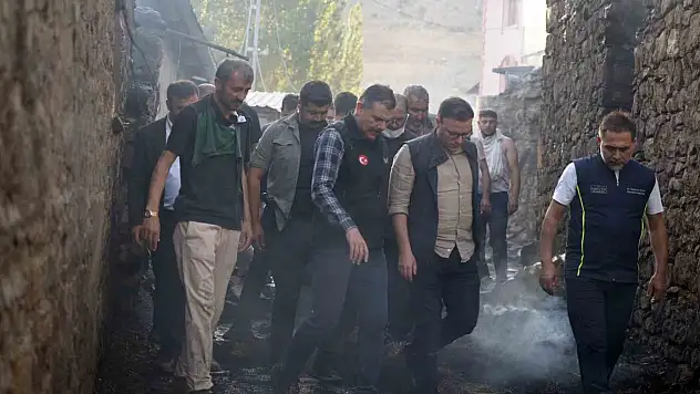 Erzurum'da yangın 6 saatte kontrol altına alındı, 20 ev yandı ama can kaybı yok!