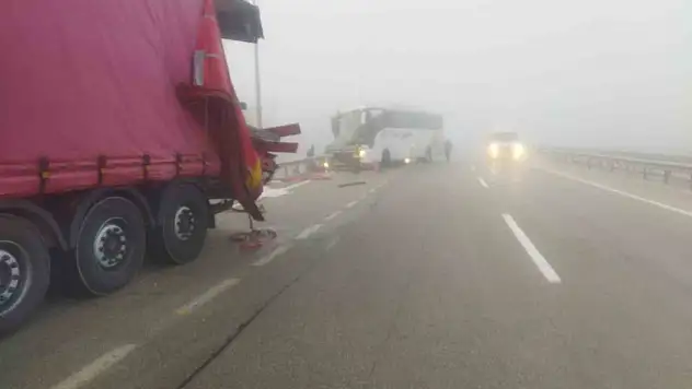 Erzurum'daki sis kazalara yol açtı: Yolcu otobüsü ve tır çarpıştı, 13 yaralı var