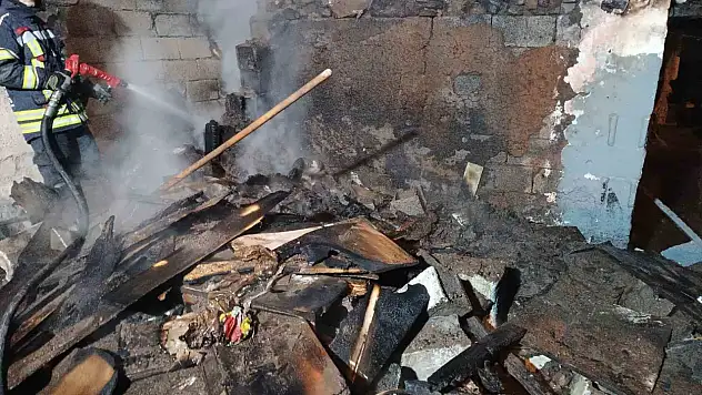 Erzurum'daki terk edilmiş evdeki yangın kontrol altına alındı, nedeni araştırılıyor