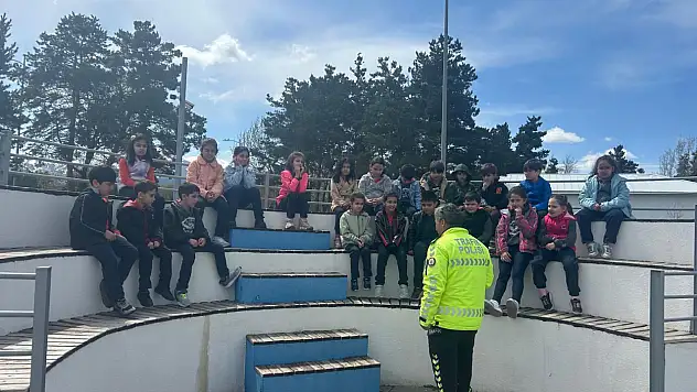 Erzurum Emniyet Müdürlüğünden Öğrencilere Trafik Eğitimi