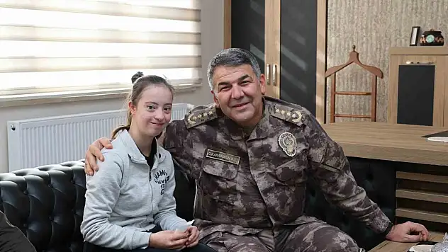 Erzurum Emniyet Müdürü okul önlerinde denetim yaptı, öğrencilerle buluştu