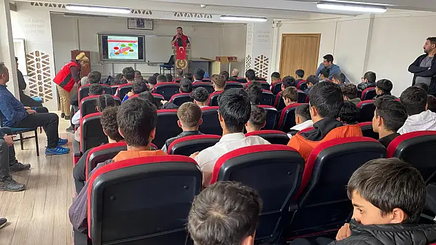 Erzurum Emniyeti'nden Gençlere 'Güvenli Gelecek' Konferansı