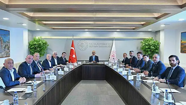Erzurum heyeti, ulaşım projeleri için Bakan Uraloğlu ile buluştu! Yatırımlar masaya yatırıldı.