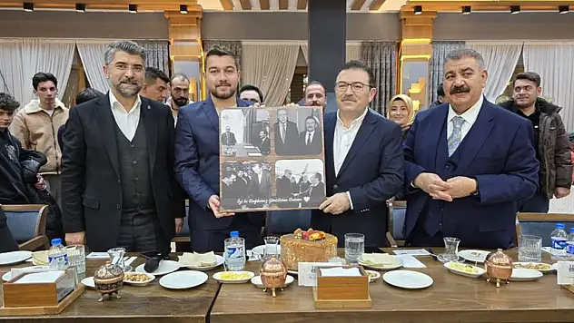 Erzurum Milletvekili Selami Altınok, AK Gençlikle Muhabbet Gecesi'nde Erzurumlu Gençlerle Buluştu