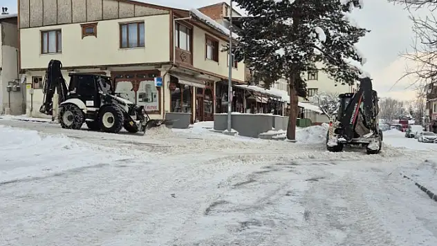 Erzurum Pazaryolu'nda Karla Mücadele Çalışmaları Aralıksız Sürüyor