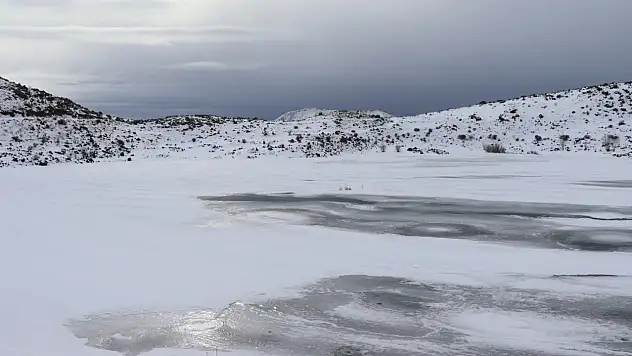 Erzurum Pırdanos Gölü'nde kış manzarası