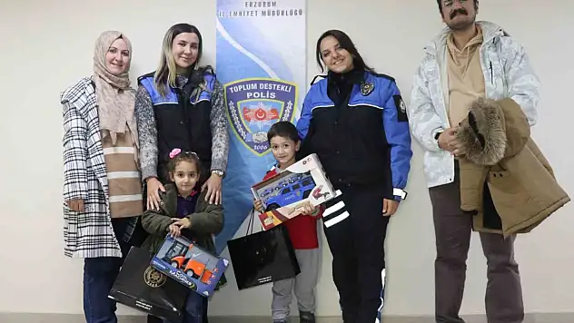 Erzurum Polisi Kaybolan Oyuncağı Buldu ve Çocuğu Mutlu Etti