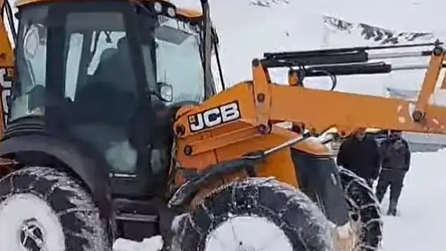 Erzurum Şenkaya'da Karla Mücadele Çalışmaları Yoğun Tempoda Devam Ediyor