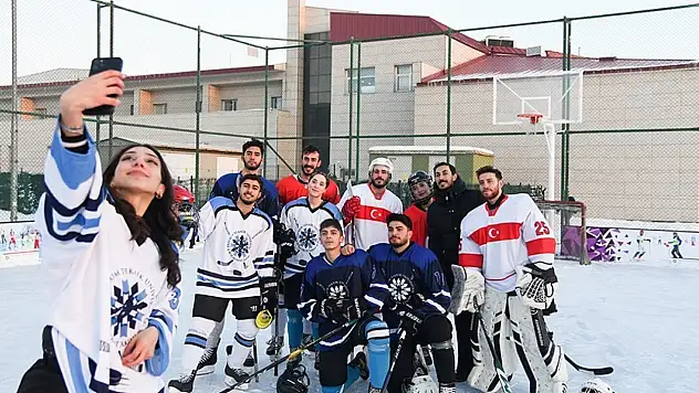 Erzurum Teknik Üniversitesi'nde doğal buz pisti açıldı