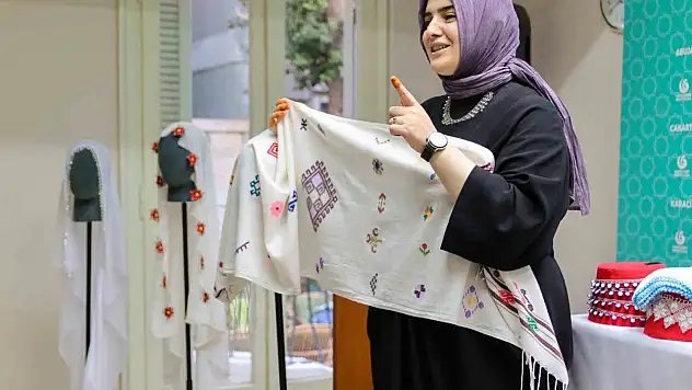 Erzurum'un Karnavas Bezi, Kahire'de uluslararası arenada tanıtıldı