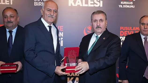 Erzurum Uzundere Belediye Başkanı Özsoy'a Yerel Yönetimler Hizmet Başarı Ödülü
