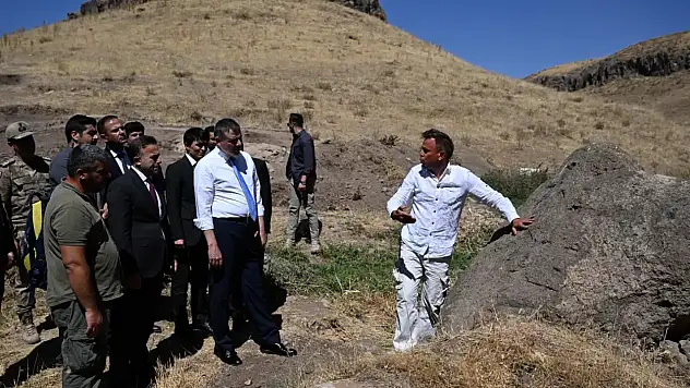 Erzurum Valisi Çiftçi, 5 bin yıllık Hınıs Parmaksız Kale Höyüğü'ndeki kazıları yerinde inceledi