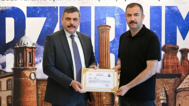 Erzurum Valisi Çiftçi polis memurlarına başarı belgelerini takdim etti