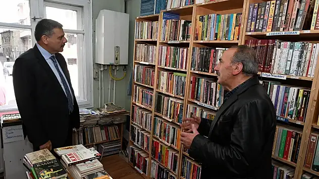 Erzurum Valisi Çiftçi, Sahaf Korucu'yu ziyaret ederek kültür sohbetleri gerçekleştirdi