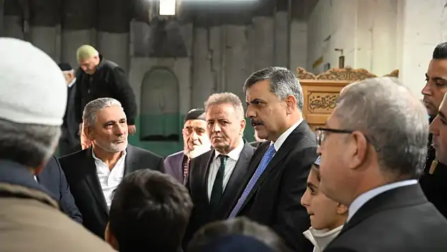 Erzurum Valisi Taş Camii'nde Cuma Namazı Kıldı, Tarihi Yapıyı İnceledi