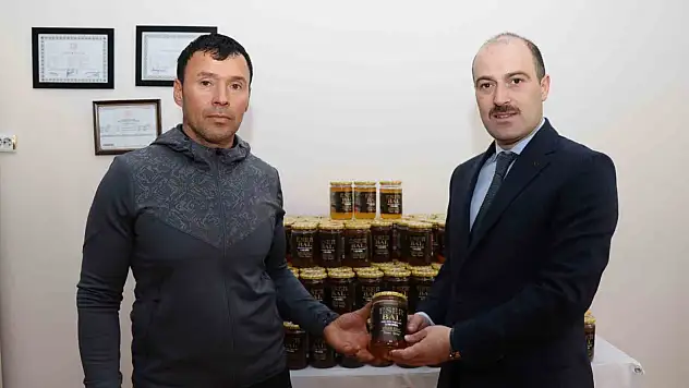 Erzurumlu bal üreticisi, 250 kg balı ihtiyaç sahiplerine bağışladı