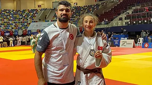 Erzurumlu Elifsu Esenboğa, Yıldızlar Avrupa Kupası'nda şampiyon oldu!
