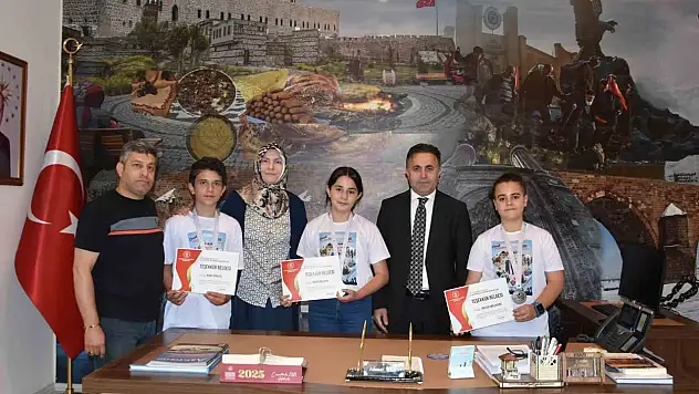 Erzurumlu öğrencilerden TÜBİTAK yarışmasında büyük başarı: 2025 Turizm Başkenti projesiyle 2.'lik ödülü kazandılar
