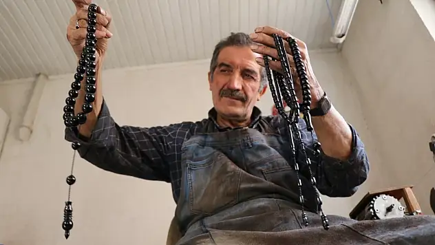 Erzurumlu usta evinin bahçesinde dünya çapında tespihler üretiyor