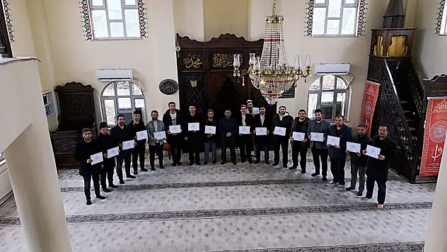 Etkili Hutbe Sunumu Eğitimini Tamamlayan Din Görevlilerine Katılım Belgeleri Verildi
