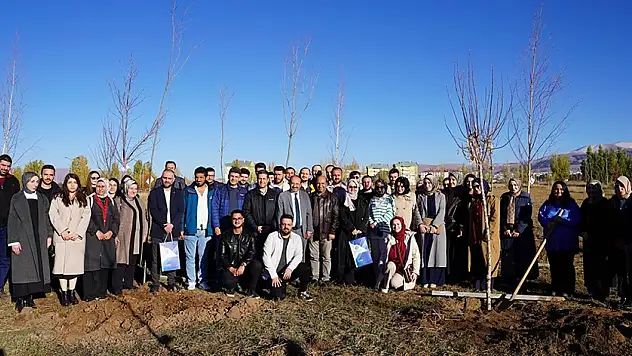 ETÜ mezunları, yıllar sonra bir araya gelip anılarını paylaştı ve fidan dikti