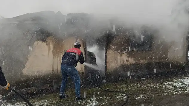 Evde çıkan yangında 78 yaşındaki adam yanarak can verdi